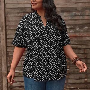 EMERY ROSE Plus Notched Ditsy Floral Print Blouse